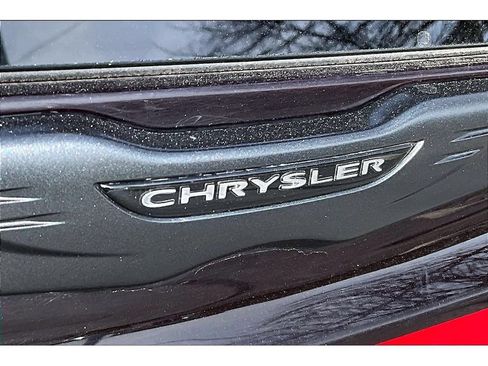 Used 2025 Chrysler Pacifica Limited FWD image 11