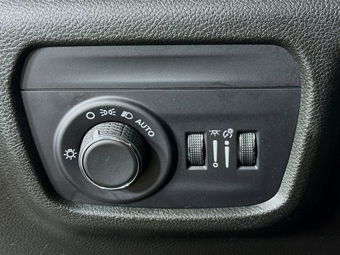 Used 2023 Jeep Grand Cherokee Laredo image 9