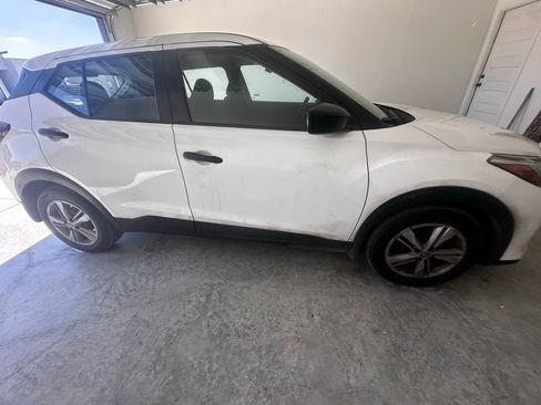 Used 2021 Nissan Kicks S image 1