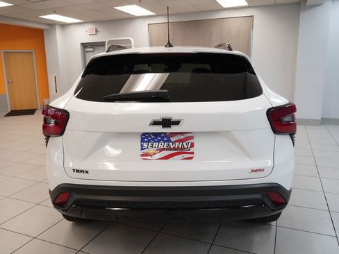 Certified 2024 Chevrolet Trax RS w/ Sunroof Package FWD image 9