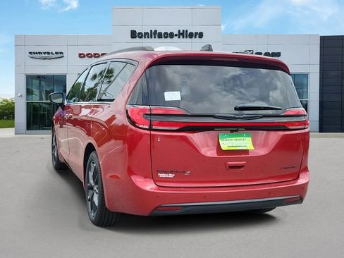 New 2026 Chrysler Pacifica Limited image 3
