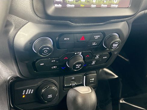 Used 2022 Jeep Renegade Altitude image 16