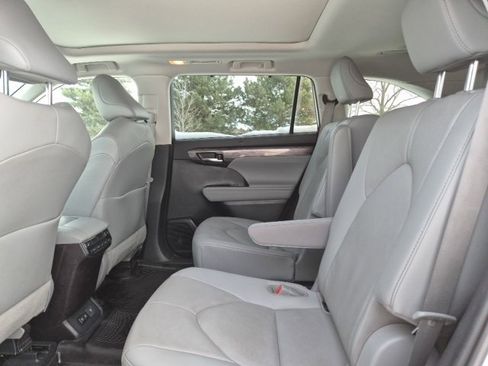 Used 2020 Toyota Highlander Platinum image 31