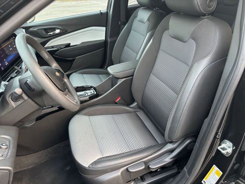 Used 2025 Chevrolet Trax LT image 34