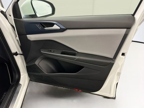Used 2023 Volkswagen Taos SE w/ Panoramic Sunroof Package AWD/4WD image 34
