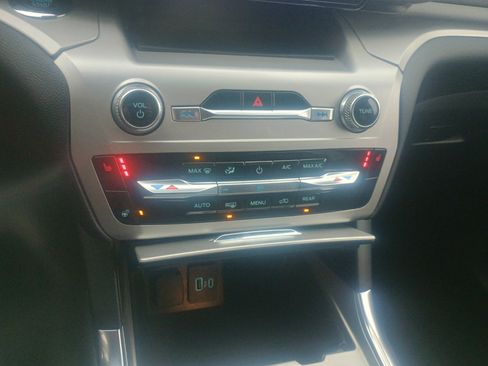 Used 2022 Ford Explorer XLT w/ Equipment Group 202A image 29