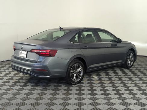 Used 2024 Volkswagen Jetta SE FWD image 6
