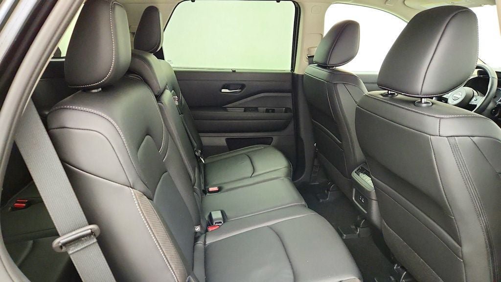 Used 2025 Nissan Pathfinder SL AWD/4WD image 22