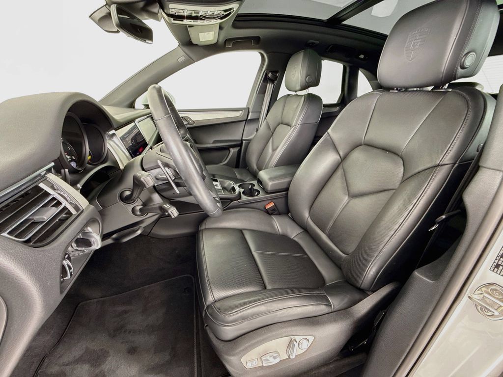 Certified 2025 Porsche Macan AWD/4WD image 5