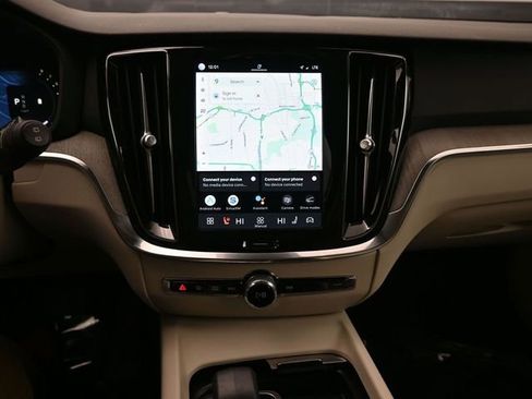 Used 2023 Volvo V60 B5 Cross Country Plus image 13