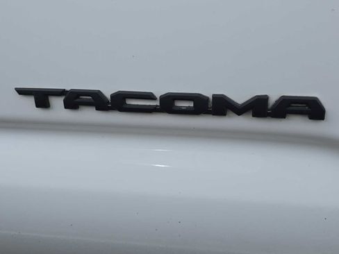 Used 2018 Toyota Tacoma SR5 AWD/4WD image 5