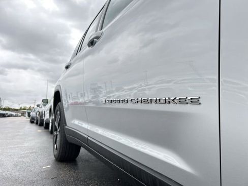 Used 2023 Jeep Grand Cherokee Limited w/ Luxury Tech Group II AWD/4WD image 13