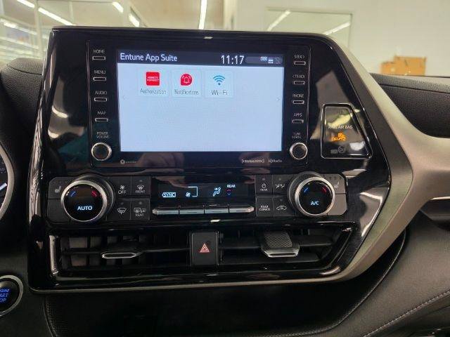 Used 2020 Toyota Highlander XLE AWD/4WD image 22