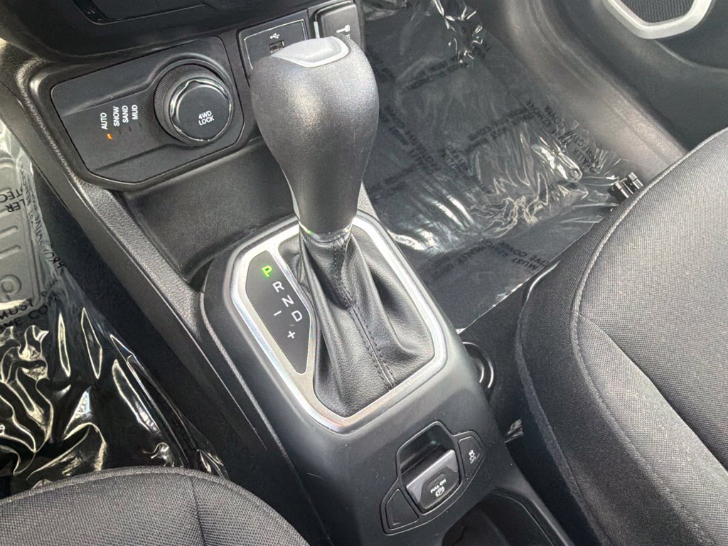 Used 2020 Jeep Renegade Latitude w/ Cold Weather Group AWD/4WD image 28