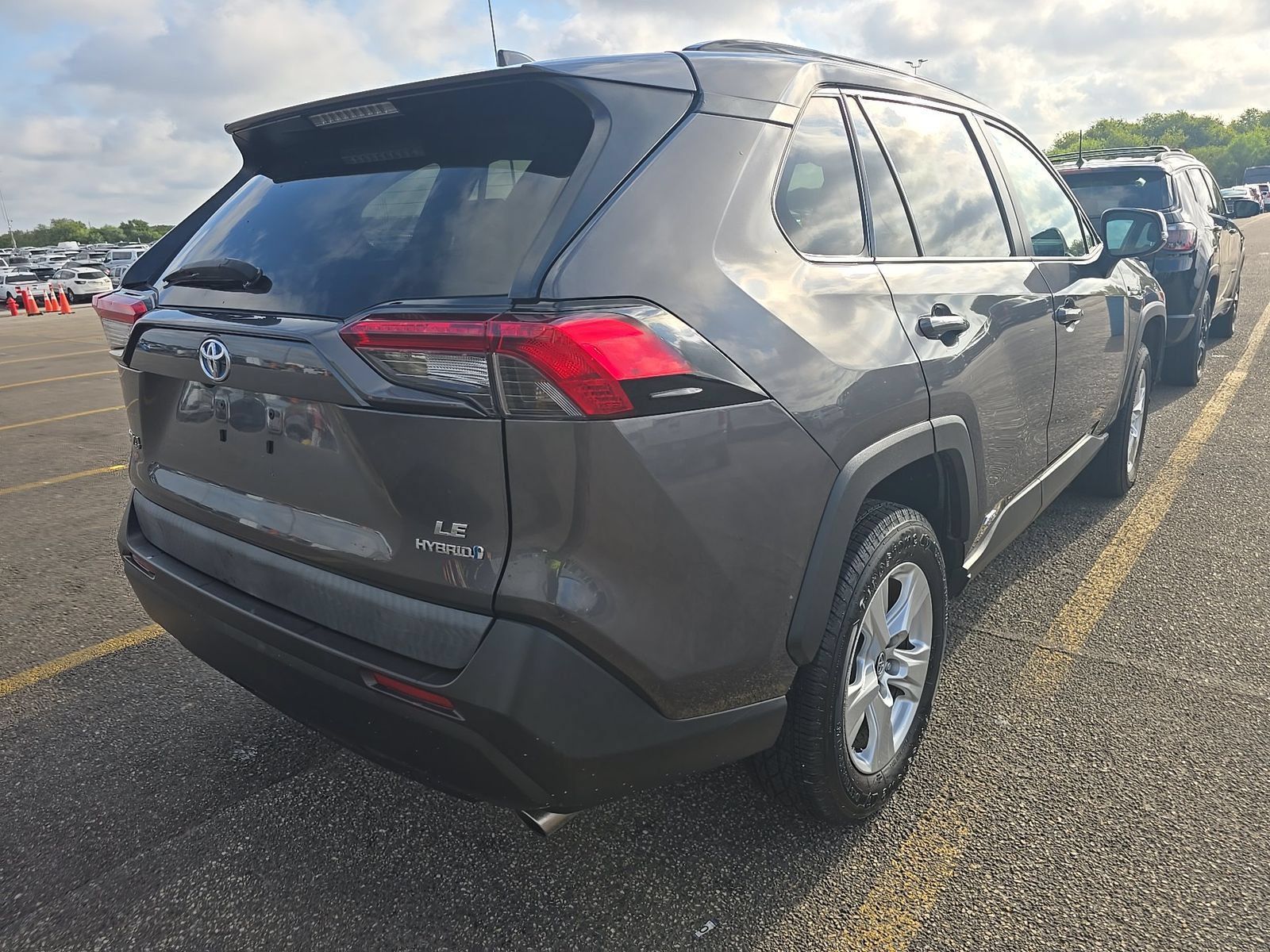 Used 2019 Toyota RAV4 LE AWD/4WD image 3