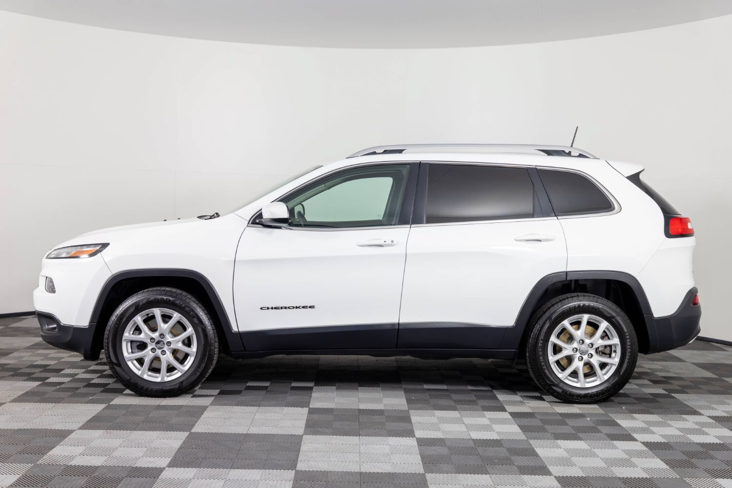 Used 2018 Jeep Cherokee Latitude Plus w/ Cold Weather Group AWD/4WD image 3