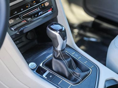 Used 2022 Volkswagen Tiguan SE image 19