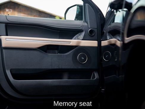 Used 2022 Ford Expedition Max Limited image 11