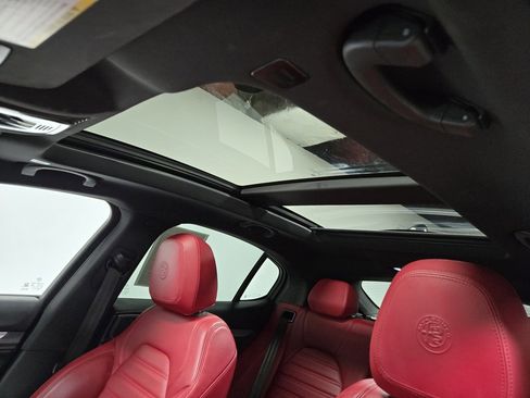 Used 2022 Alfa Romeo Stelvio Veloce image 9