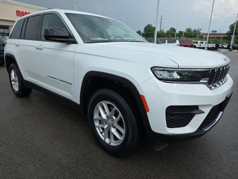 Used 2023 Jeep Grand Cherokee Laredo AWD/4WD image 3
