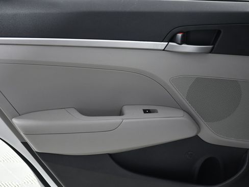 Used 2017 Hyundai Elantra SE image 21