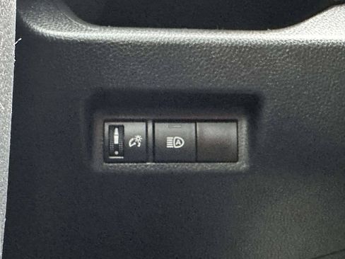 Used 2021 Toyota RAV4 LE AWD/4WD image 29
