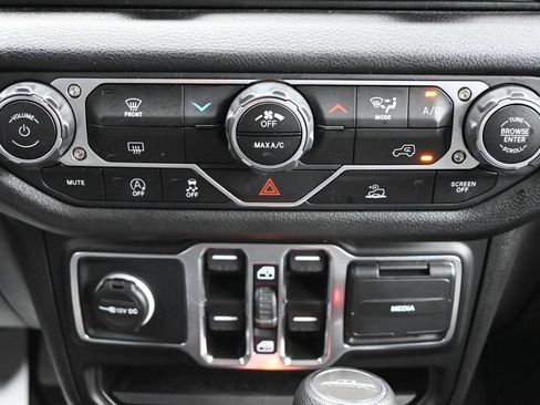 Used 2025 Jeep Gladiator Sport AWD/4WD image 18