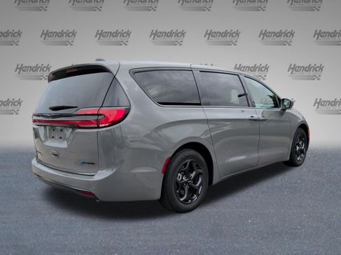 Used 2022 Chrysler Pacifica Limited w/ Uconnect Theater Family Group FWD image 7