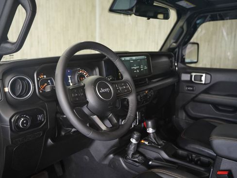 Used 2025 Jeep Gladiator Sport AWD/4WD image 11