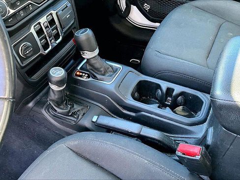 Used 2021 Jeep Gladiator Sport image 16