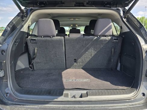 Used 2023 Toyota Highlander LE AWD/4WD image 18