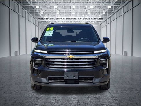 Certified 2025 Chevrolet Traverse LT FWD image 2