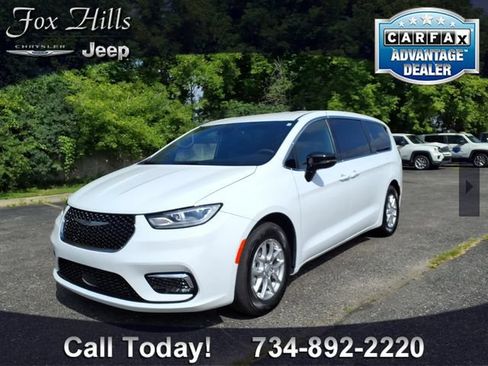 Used 2026 Chrysler Pacifica Select FWD image 3