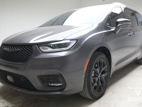 Used 2022 Chrysler Pacifica Limited w/ Uconnect Theater Family Group AWD/4WD image 1