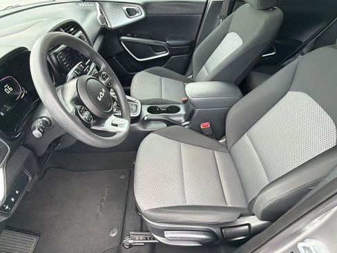 Used 2023 Kia Soul LX w/ LX Technology Package FWD image 9