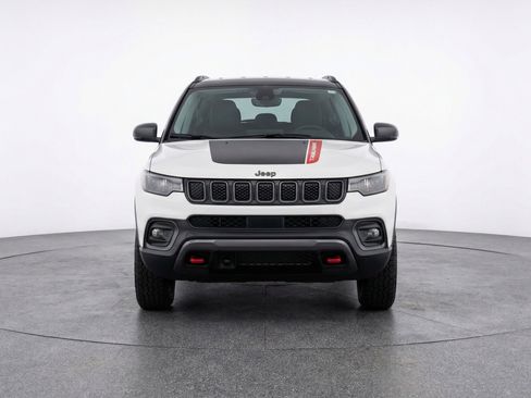 Used 2025 Jeep Compass Trailhawk image 2