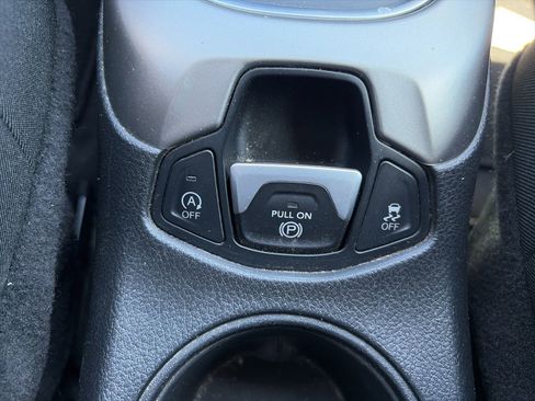 Used 2018 Jeep Compass Latitude FWD image 19