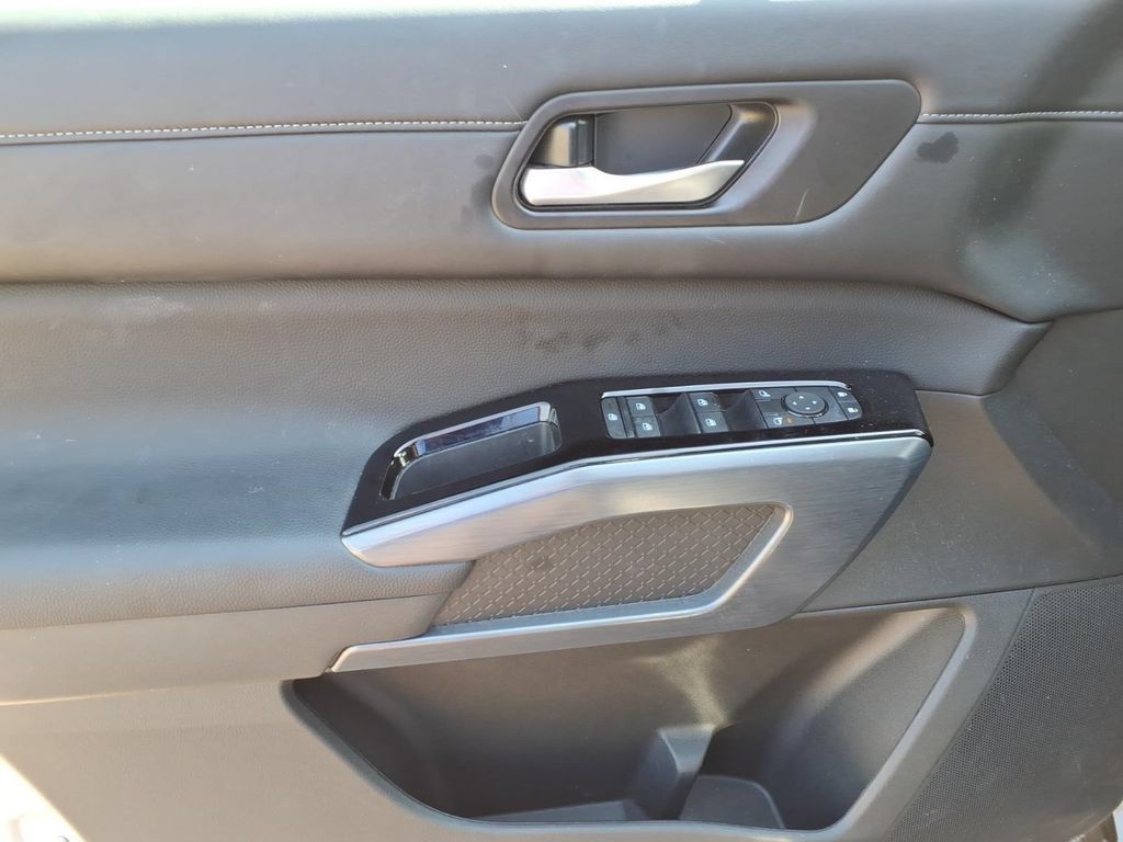 Used 2025 Nissan Pathfinder SL AWD/4WD image 15