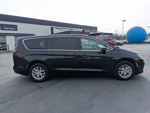 Used 2024 Chrysler Pacifica Touring-L image 2