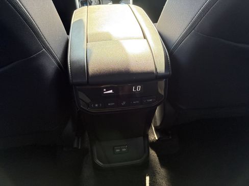 Used 2025 Toyota Highlander LE FWD image 20