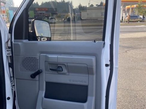Used 2010 Ford E-250 and Econoline 250 image 13