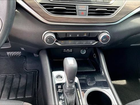 Used 2024 Nissan Altima 2.5 SV FWD image 25
