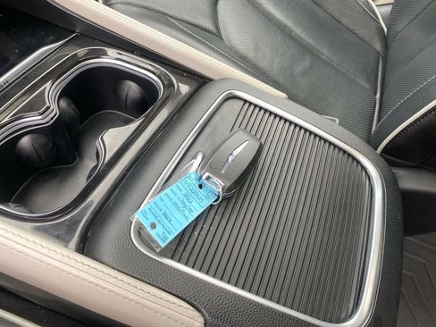 Used 2022 Chrysler Pacifica Limited FWD image 33