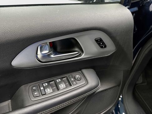 Used 2025 Chrysler Pacifica Limited FWD image 15