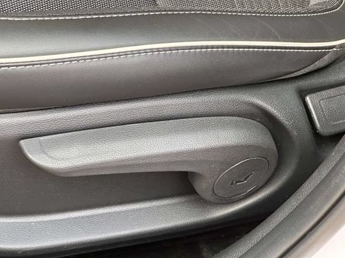 Used 2025 Hyundai Venue Limited FWD image 17