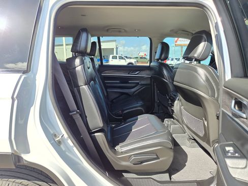 Used 2024 Jeep Grand Cherokee L Limited w/ Luxury Tech Group II RWD image 17