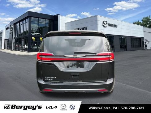 Used 2024 Chrysler Pacifica Touring-L FWD image 10