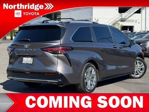 Used 2024 Toyota Sienna Platinum FWD image 4