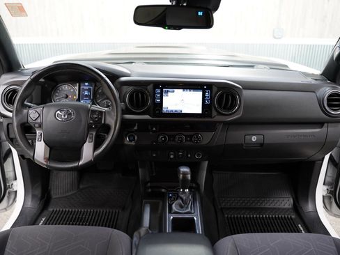 Used 2018 Toyota Tacoma TRD Sport image 17