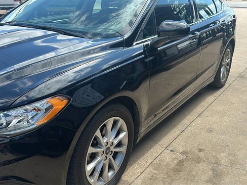 Used 2017 Ford Fusion SE w/ Fusion SE Technology Package image 3